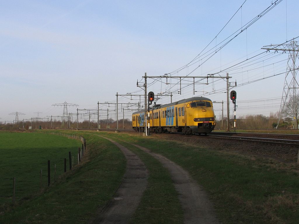 Plan V 954 mit D 3823 Zwolle-Emmen bei Herfte am 2-4-2010.