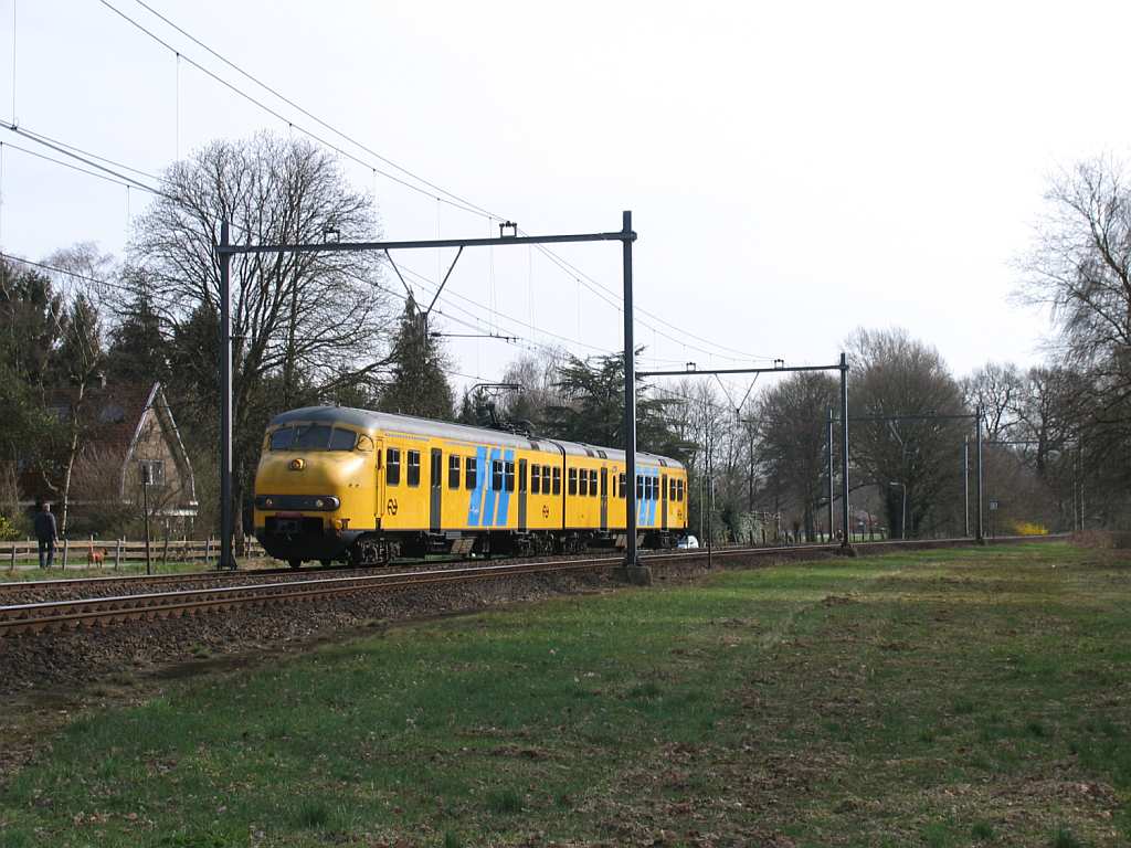 Plan V 954 mit D 3836 Emmen-Zwolle bei Herfte am 2-4-2010. 
