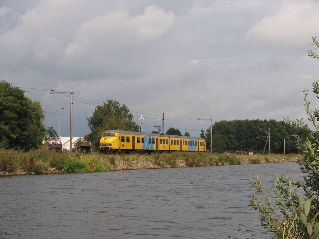 Plan V 954 mit Regionalzug 8050 Emmen-Zwolle bei Coevorden am 18-9-2012.

