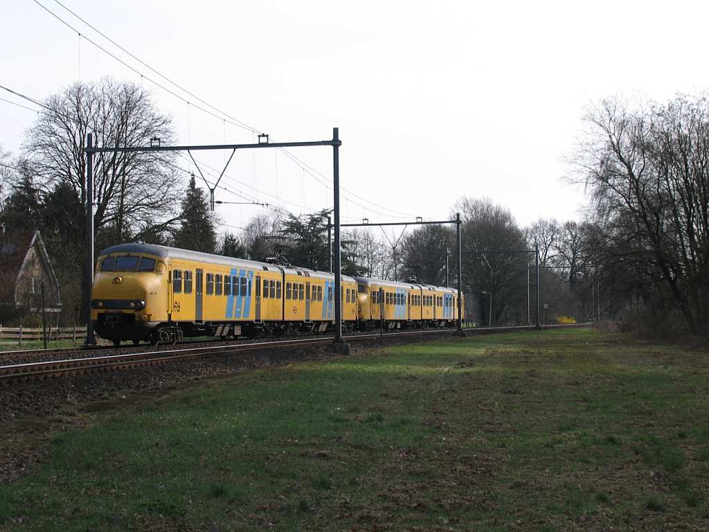 Plan V 955 und 963 mit D 3832 Emmen-Zwolle bei Herfte am 2-4-2010. 