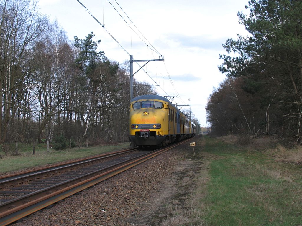 Plan V 961 und 959 mit Regionalzug D 3856 bei Hessum am 2-4-2010.