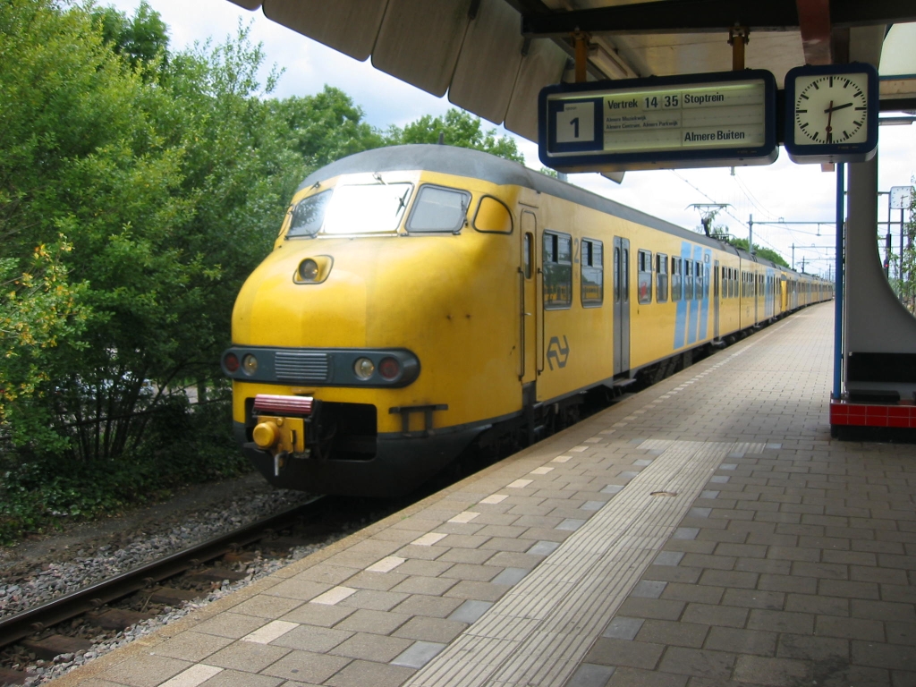 Plan V am 4/7/2004 im Bahnhof Weesp.