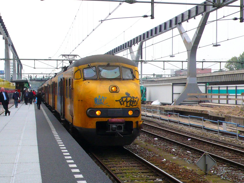 Plan V-Komposition nach Dordrecht in Bahnhof Rotterdam-Centraal am 08.10.10. Im Hintergrund die Sttzen und Lngstrger fr die neue
Perronberdachung.