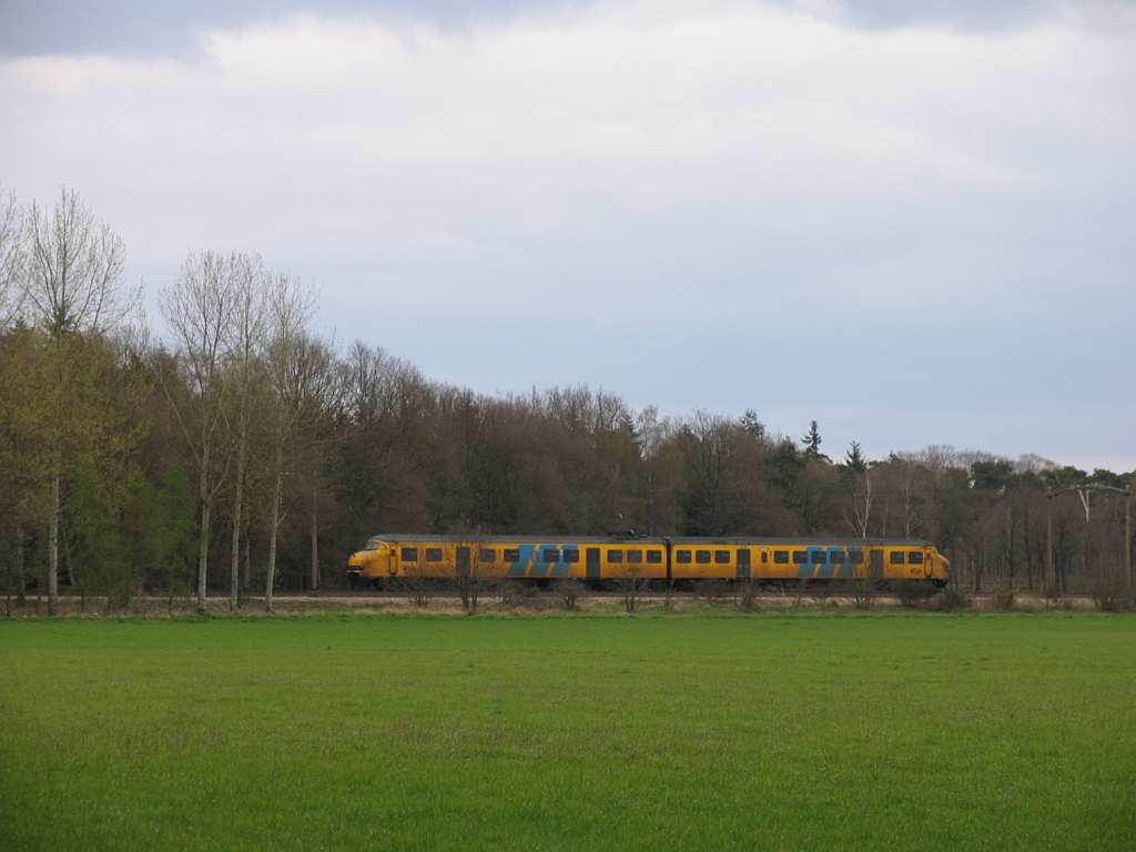 Plan V mit Regionalzug RE 9660 Deurne-Nijmegen bei Vlierden am 7-4-2012.