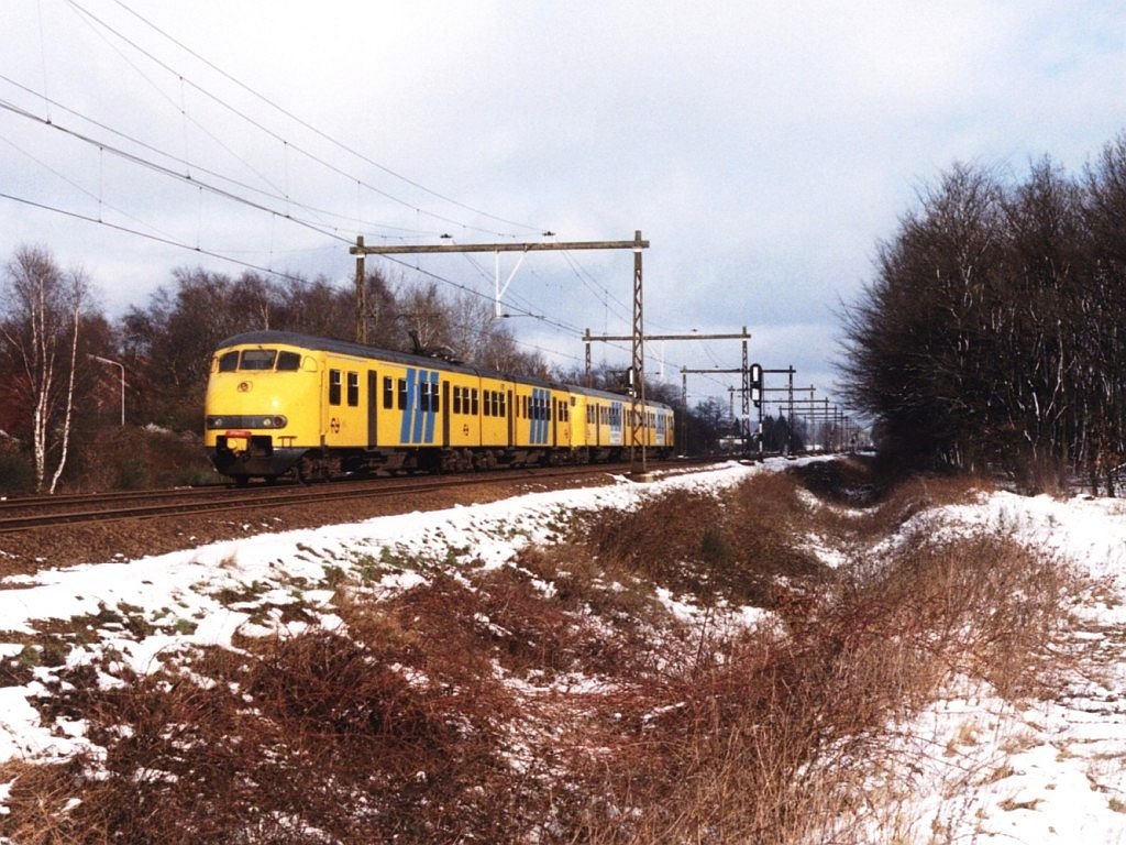 Plan V's 477 und 946 mit Regionalzug 7644 Zutphen-Arnhem bei Dieren am 10-2-2000. Bild und scan: Date Jan de Vries. 
