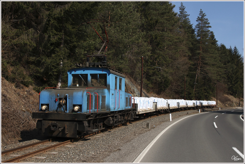 Planbetrieb auf der Breitenauerbahn - Lok E3 auf der Fahrt vom Magnesitwerk in  St. Erhard nach Mixnitz.  
Rograben Seite 7.3.2012