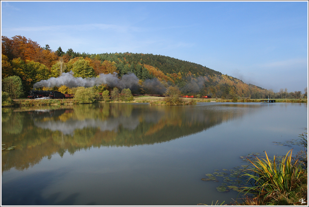 Plandampf im Werratal - 44 2546 als Zuglok und 44 1486 als Schiebelok, fahren mit dem 1300 t schweren Plangterzug DGz 201 von Immelborn nach Walldorf.
Schwallungen 28_10_2011
