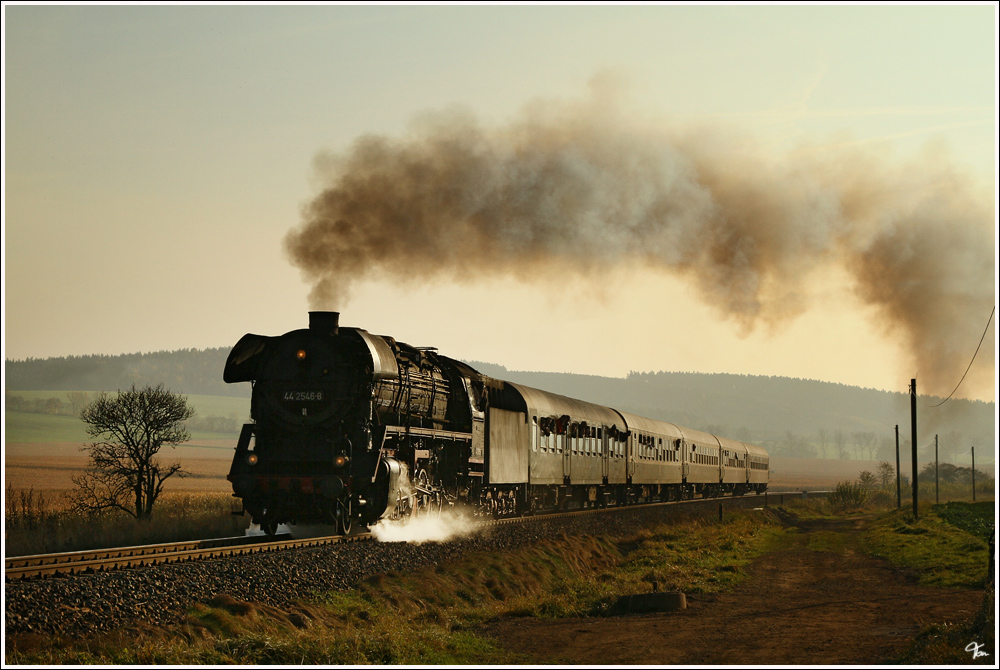 Plandampf im Werratal - Im Gegenlicht fhrt die Dampflok 44 2546 mit dem Sonderreisezug 206 von Meiningen nach Eisenach.  
Oberrohn 27.10.2011