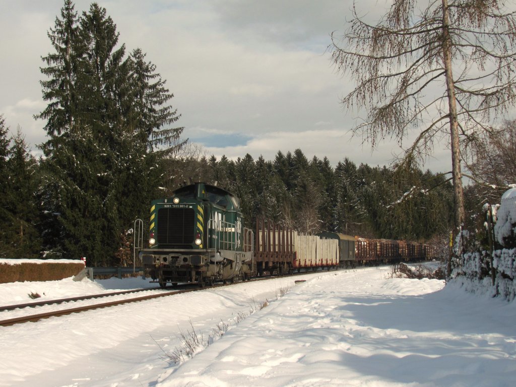 Planmig bernahm in den letzten Monaten Dh1700.1 ( Vossloh G 1700-2 BB ) die Leistung zu den Werktagsverkehrenden Gterzugpaar 71383(71381) und 71384.
Da diese jedoch untauglich wurde und auch die  LTE 2170.001 noch nicht zur verfgung stand , wurde DH1100.1 herangezogen . Hier der am 14.12.2012 kurz vor seinem Ziel fahrende G71383 nchst der Weiche 1G in Plfing Brunn.