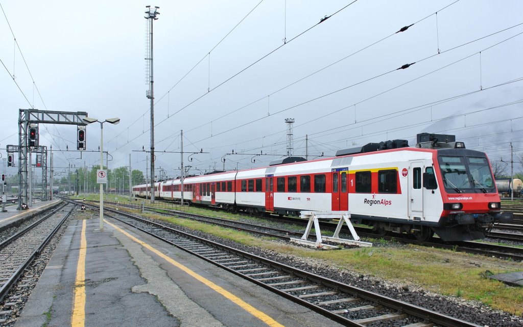 Planmssig verkehren keine Dominos nach Domodossola, heute kamen die Pendel 08 und 13 jedoch als Extrazug nach Italien, 20.04.2013.