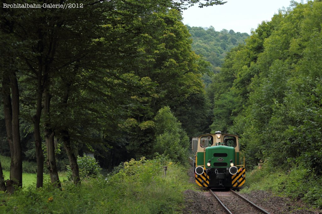 Planmiger Gterbetrieb auf der Brohltalbahn: BEG D1 mit den Wagen 451, 452 und 512 am 15. August 2012 bei der Fahrt durch das wildromantische Brohltal!