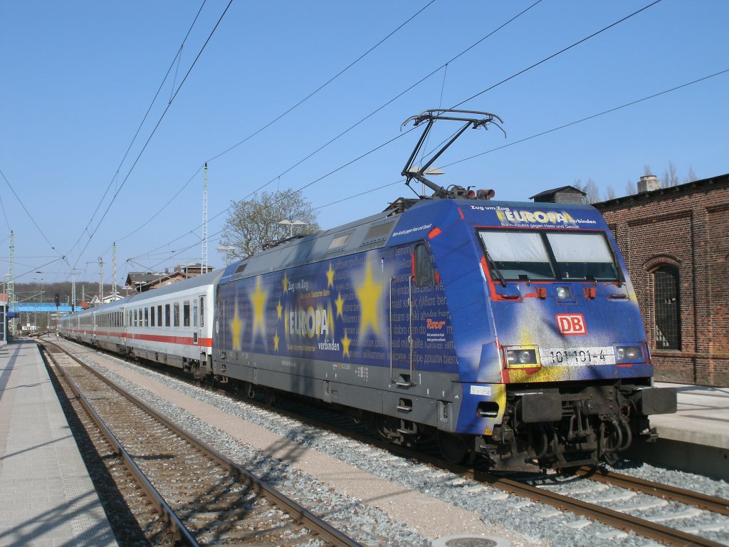 Planm��iger Halt in Bergen/R�gen f�r den IC 2155 aus Frankfurt/Main am 21.April 2011 in Bergen/R�gen,den 101 101 weiter nach Binz schob.