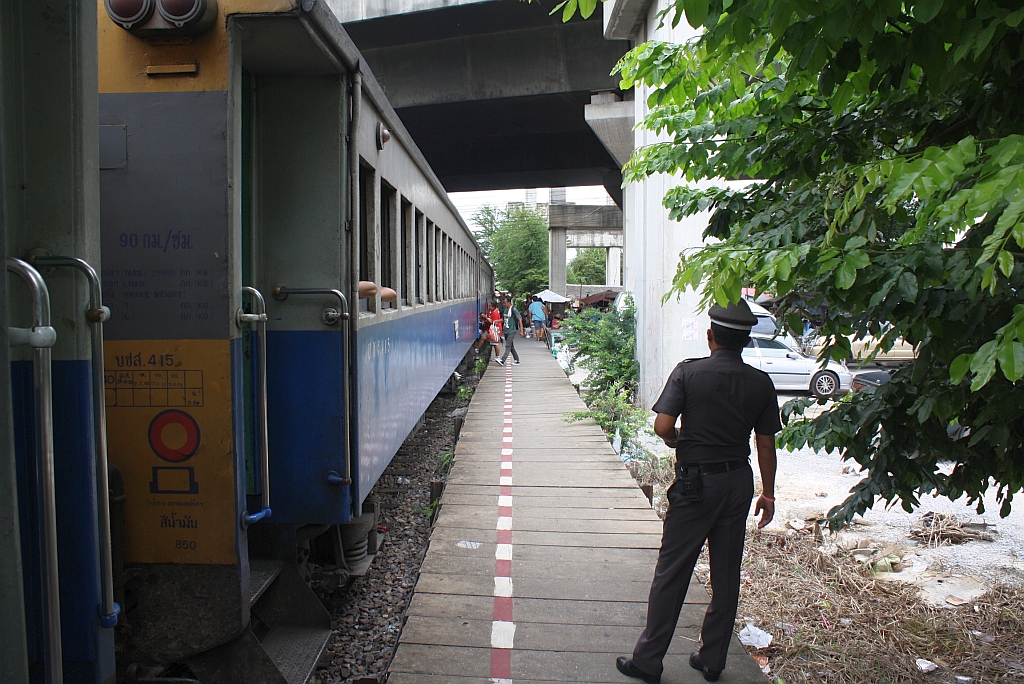 Planmäßiger Halt des ORD 233 in der Hst. Nikhom Rotphai Khomo Sip-et am 11.Juni 2011.
