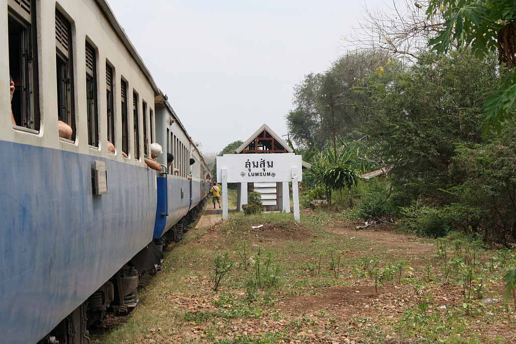 Planmiger Halt des ORD 486 in der Hst. Lumsum am 11.Mrz 2012. Da die Zge oft lnger sind als die Bahnsteige strt niemand.

