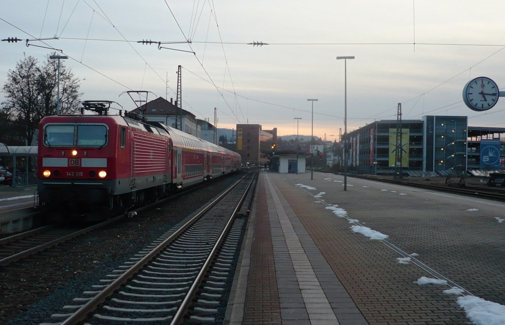 Planmig ist die Zuglok 143 315 mit ihrer Neckar-Alb-Bahn am 4.02.10 in den Reutlinger Hbf eingefahren, um in baldiger Krze die Weiterfahrt in Richtung Metzingen antreten zu knnen.
