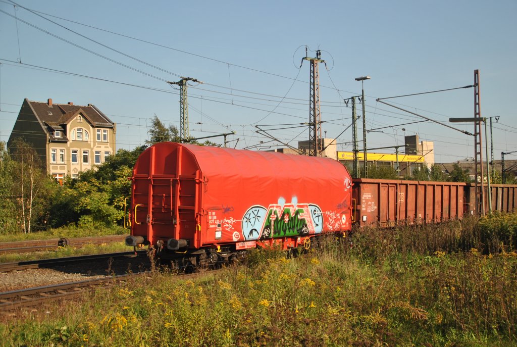 Plannengterwagen, am 22.09.10 in Lehrte. Leider mssen solche Wagen immer wieder beschmiert werden.
