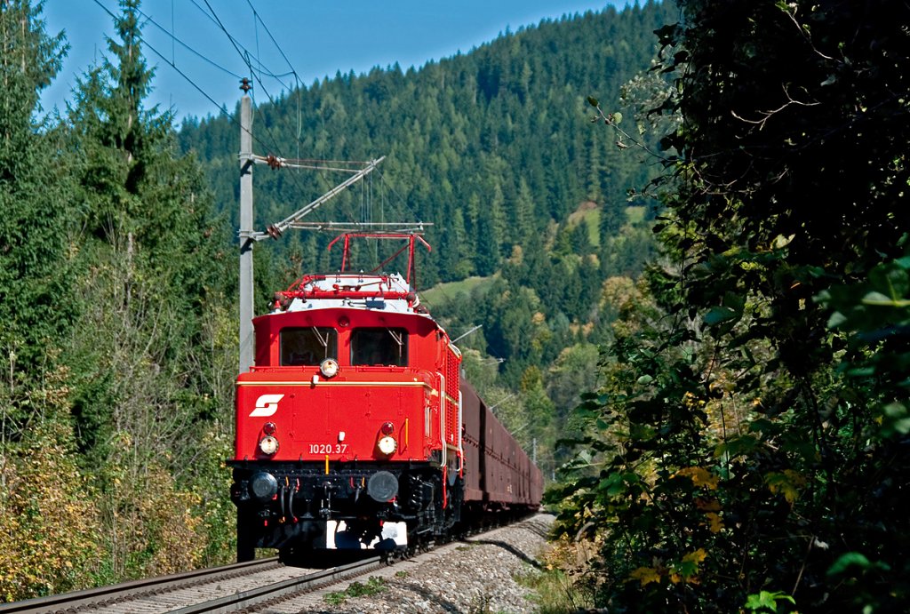 Planstrom auf der Pyhrnbahn. 1020.37 der GEG in den Wldern zwischen Spital am Pyhrn und dem Bosrucktunnel am 04.10.2010.