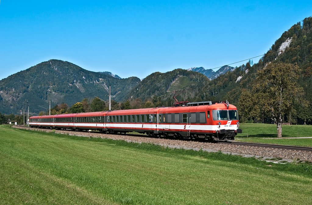 Planstrom auf der Pyhrnbahn. 4010 009 ist zwischen Klaus und Windischgarsten unterwegs. Die Aufnahme entstand am 04.10.2010 bei St. Pankraz. 
