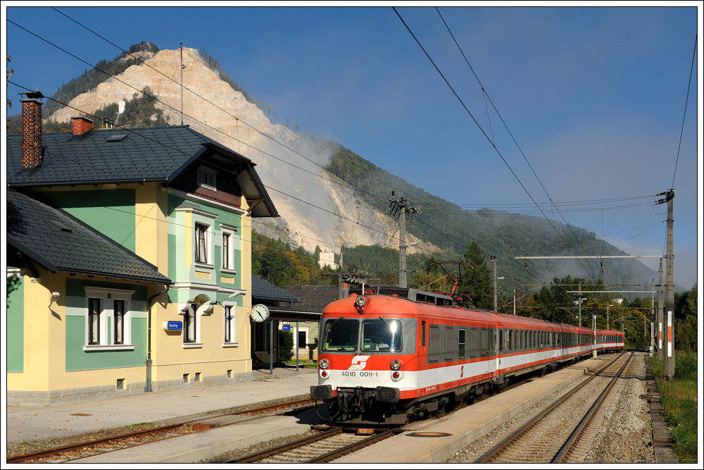 Planstrom II: Die erste lngere Ausfahrt nach der Abstellung verlief fr 4010 009 am 4.10.2010 im Zuge einer Fotofahrt von Linz Stahlwerke nach Bischofshofen nahezu problemlos. Die Aufnahme zeigt den als SLP 14266 verkehrenden 4010 009(ab Rg als 14268) bei der Durchfahrt in Steyrling. 