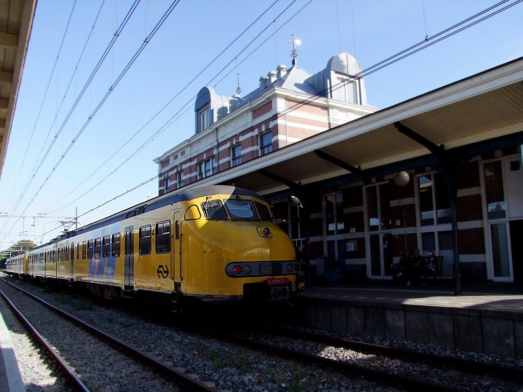 PlanV_Doppelgarnitur rollt auf Spoor1 aus dem Bahnhof HOORN;100904