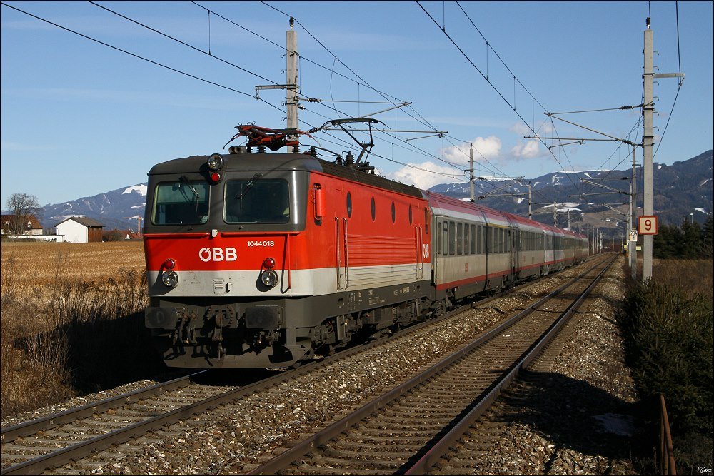 Planverkehr im Aichfeld.
1044 018 fhrt mit IC 733  Der Warmbaderhof  von Wien Meidling nach Lienz.
Zeltweg 03.2010