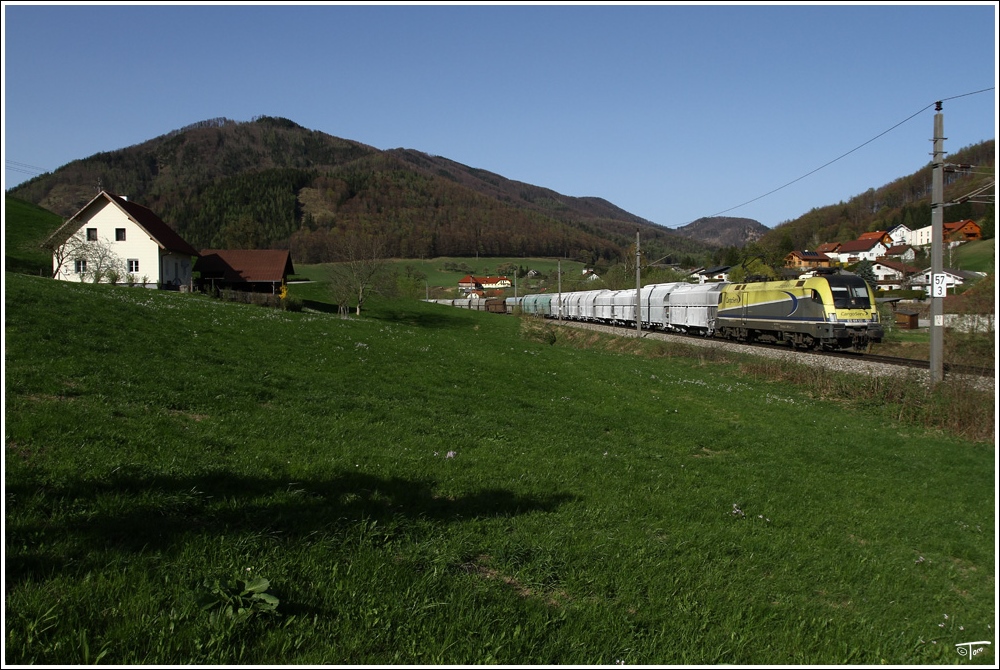 Planverkehr am Pyhrn.ES 64 U2-081 Cargoserv mit LGAG 61037 (Linz Stahlwerke - Steyrling) 
Schn 10.4.2011