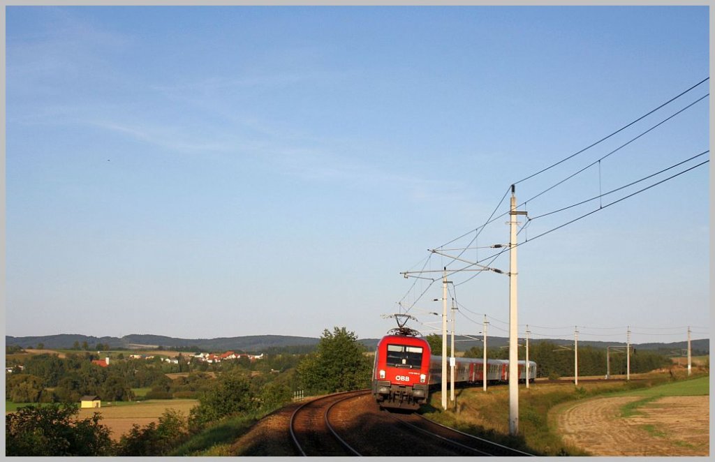 Planverkehr auf der nrdlichen Franzl-Bahn: 1116 036 legt sich mit REX 2110 kurz vor Schwarzenau in die Kurve. Das linke Gleis ist Teil der krzlich fr den Personenverkeht stillgelegten Thayatalbahn. 16.09.11