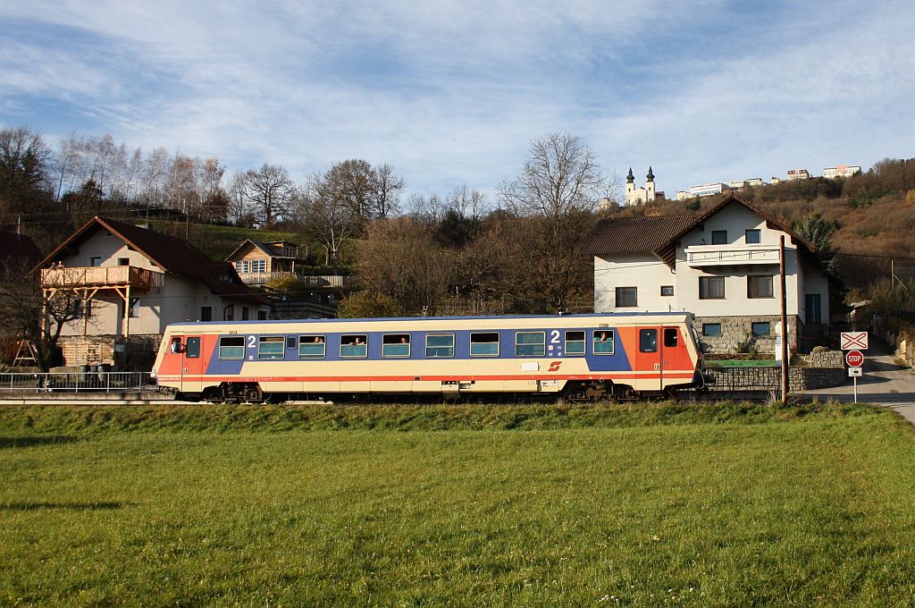 Planverkehr wie frher... Auf diesem Bild ist der 5047 015-2 bei der Rckfahrt von Sarmingstein nach Krems in Krumnubaum mit dem Wallfahrtsort Maria Taferl im Hintergrund zu sehen. 13.11.10