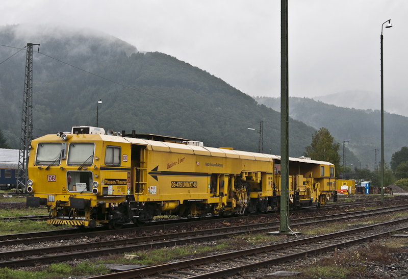 Plasser & Theurer 08-475 Unimat 4S  Baden Liner  am 25. September 2010 in Hausach.
