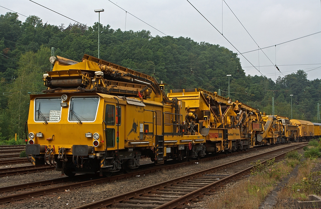 Plasser & Theurer Bettungsreinigungsmaschine RM 900 S-2 SIM (Schweres Nebenfahrzeug Nr. 97 11 39 901 17-9) der Fa. Schweerbau, abgestellt am 22.08.2011 in Betzdorf/Sieg.