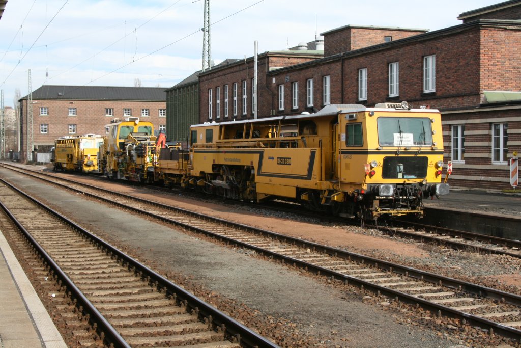 Plasser & Theurer Gleisbauzug wartet in Zwickau(Sachs.)auf seinen nchsten Einsatz.28.02.10.