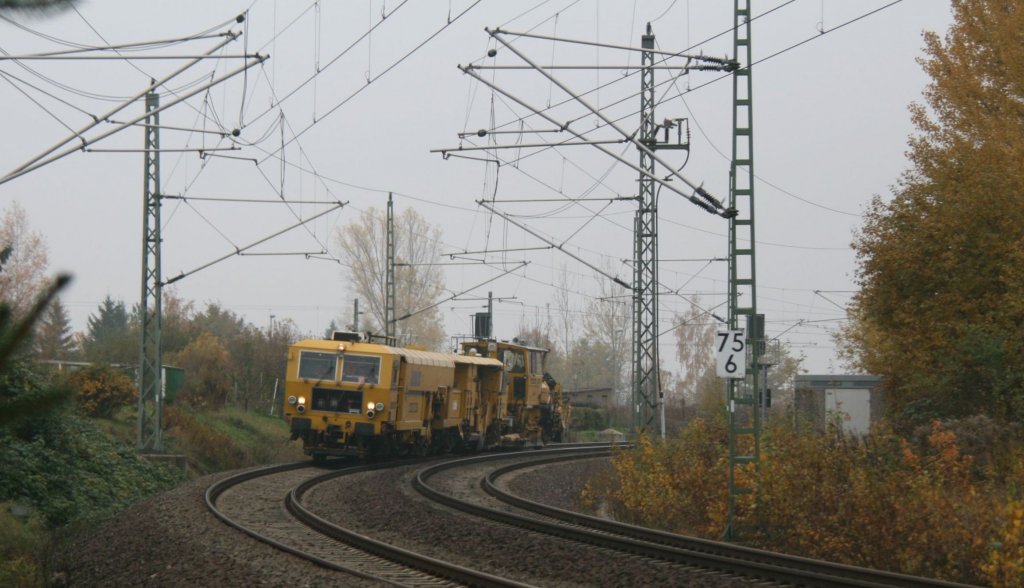 Plasser & Theurer Gleisstopfmaschine der Firma JumboTec durchfhrt am 30.10.09 aus dem Vogtland kommend das Werdauer Bogendreieck Richtung Werdau. 