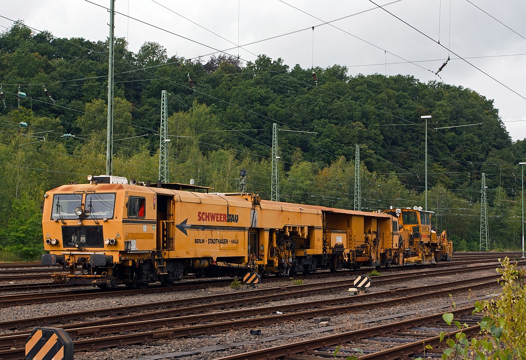 Plasser & Theurer Universalstopfmaschine 08-475 Unimat 4 S (Schweres Nebenfahrzeug 97 43 42 509 17-7) und angekuppelter Deutsche Plasser Schotterplaniermaschinen SSP 110 SW (Schweres Nebenfahrzeug 97 16 40 531 18-4)der Fa. Schweerbau warten am 12.08.2011 in Betzdorf/Sieg auf Hp 1 zur Abfahrt in Richtung Siegen.