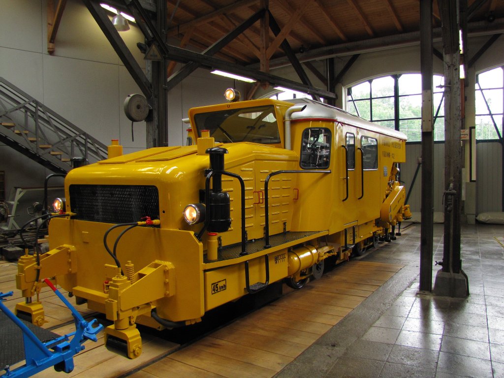 Plasser & Theurer VKR 06 - 32 Nivellier Stopfmaschine in der Lokwelt Freilassing; 27.05.2011