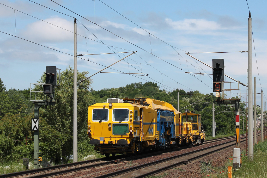Plasser und Theurer Universalstopfmaschine Unimat 09-475/4S (99 80 9424 003-8) in Schwerin-Grries am 09.06.2013