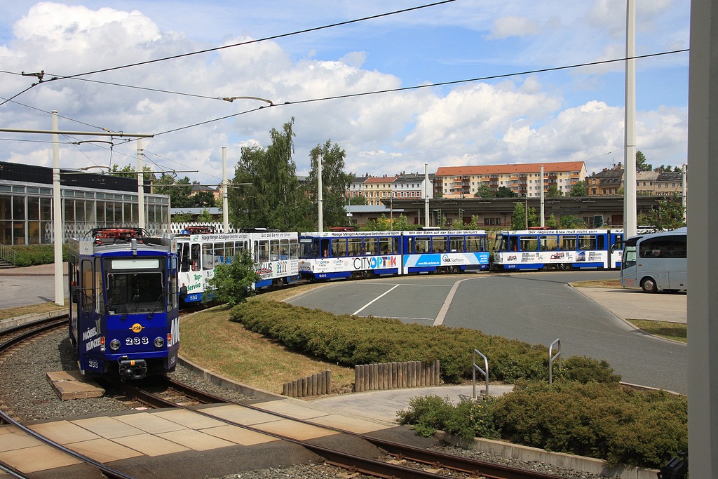 Plauen - PSB/abg. Tw - Das Innengleis der Wendeschleife Ob. Bahnhof wurde während des Umbaus des Betriebshofes als Abstellgleis genutzt, am 20.07.2008 waren 7 KT4D hier abgestellt, im Bild die Tw 233 (ČKD Praha Smichoc, Bauj. 1988), 226 (ČKD, Bauj. 1987), 244 (ČKD, Bauj. 1988, kam 1989 aus Zwickau), 245 (ČKD, Bauj. 1988, kam 1989 aus Zwickau).   Ergänzung Sept. 2019: Tw 233 letzter Einsatztag 12.02.2017, ++ 11.07.2017; Tw 226 letzter Einsatztag 04.08.2009, ++ 08.10.2009; Tw 244 letzter Einsatztag 26.06.2009, ++ 01.11.2009; Tw 245 letzter Einsatztag 26.09.2009, ++ 2009 