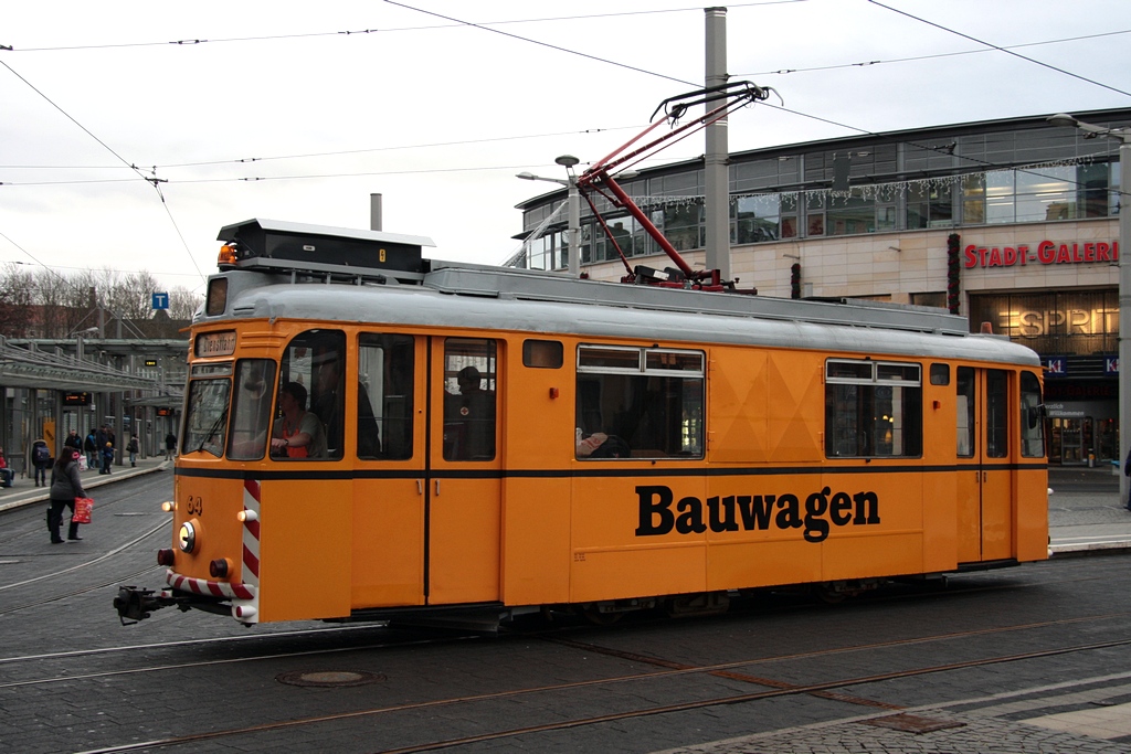 Plauen - PSB/Dienstfahrt - der Bauwagen 64 (Gothaer Zweirichtungs-Tw, Bj. 1957, als Tw 64 Einsatz 1957 - 1989, seit 1991 ATw, Salzwagen) am 13.12.2011 an der Hst. Tunnel.