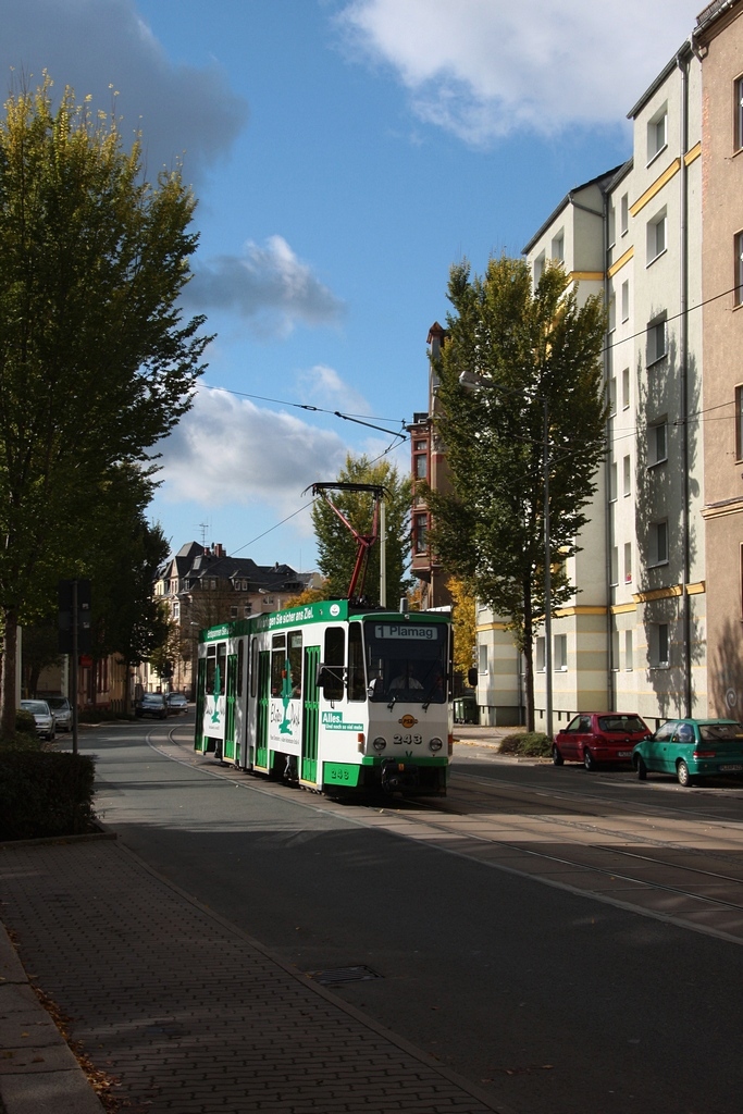 Plauen - PSB/Linie 1 - Tw 243 (ČKD Praha Smichov, Bauj. 1988, kam 1989 aus Zwickau) in der Liebknechtstr., zw. den Hst. Westend und Westbahnhof am 21.10.2010