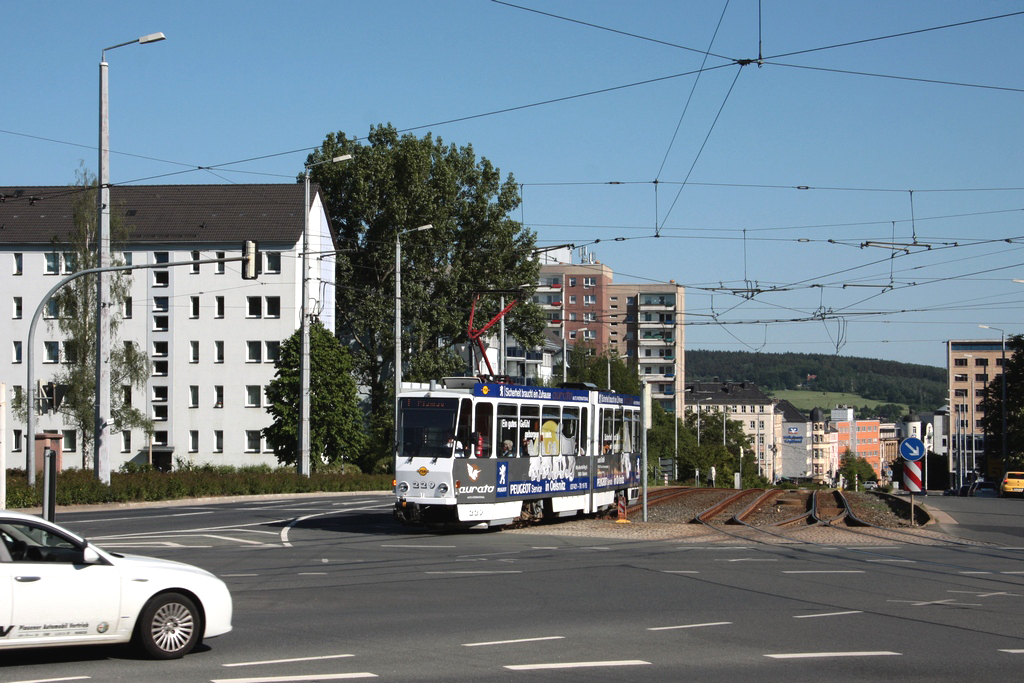 Plauen - PSB/Linie 1 - Tw229 (ČKD Praha Smichov, Bauj. 1987) wird gleich die Hst. Oberer Bahnhof/Pausaer Str. erreichen, er kommt vom Albertplatz herauf und fährt auf der Strecke zur Plamag weiter, nach rechts die Verzweigung zum ob. Bf, diese wird nur noch durch die Linie 5 befahren. (25.05.2011)