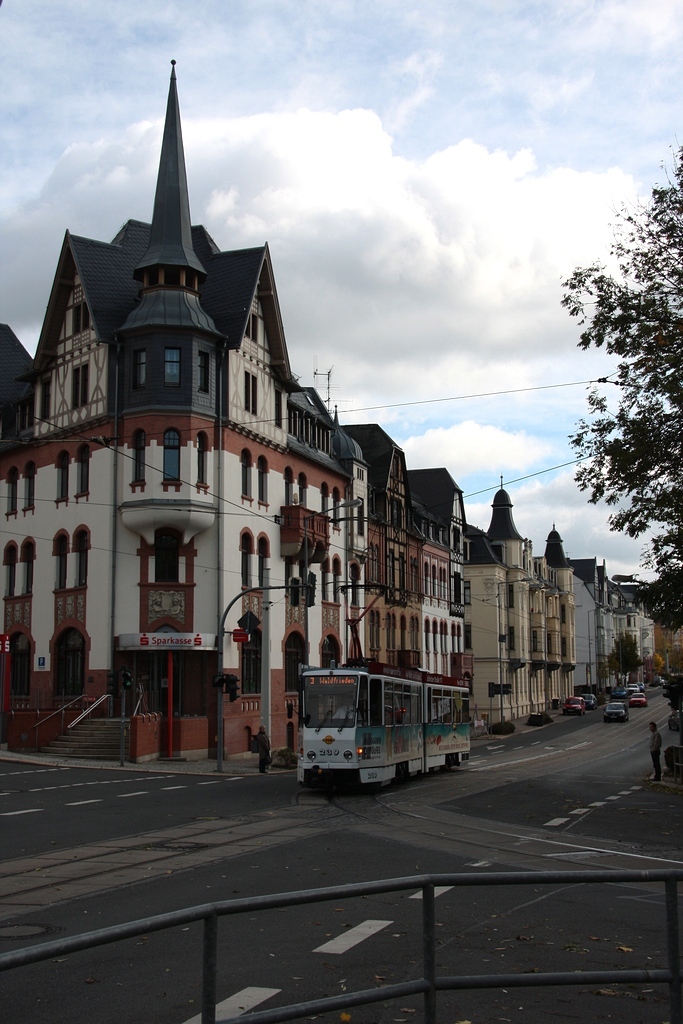 Plauen - PSB/Linie 1 - 239 (ČKD Praha Smichov, Bauj. 1987, Tw kam 1989 aus Zwickau)bei Einf. in die Wendeschleife Neundorf (Kreuzung Neundorfer Str. - Liebknechtstr.) am 21.10.2010, die Zugzeilanzeige hat bereits auf Linie 3 nach Waldfrieden umgestellt.
Ergänzug Sept. 2019: + 05.01.2018, unmittelbar danach ++