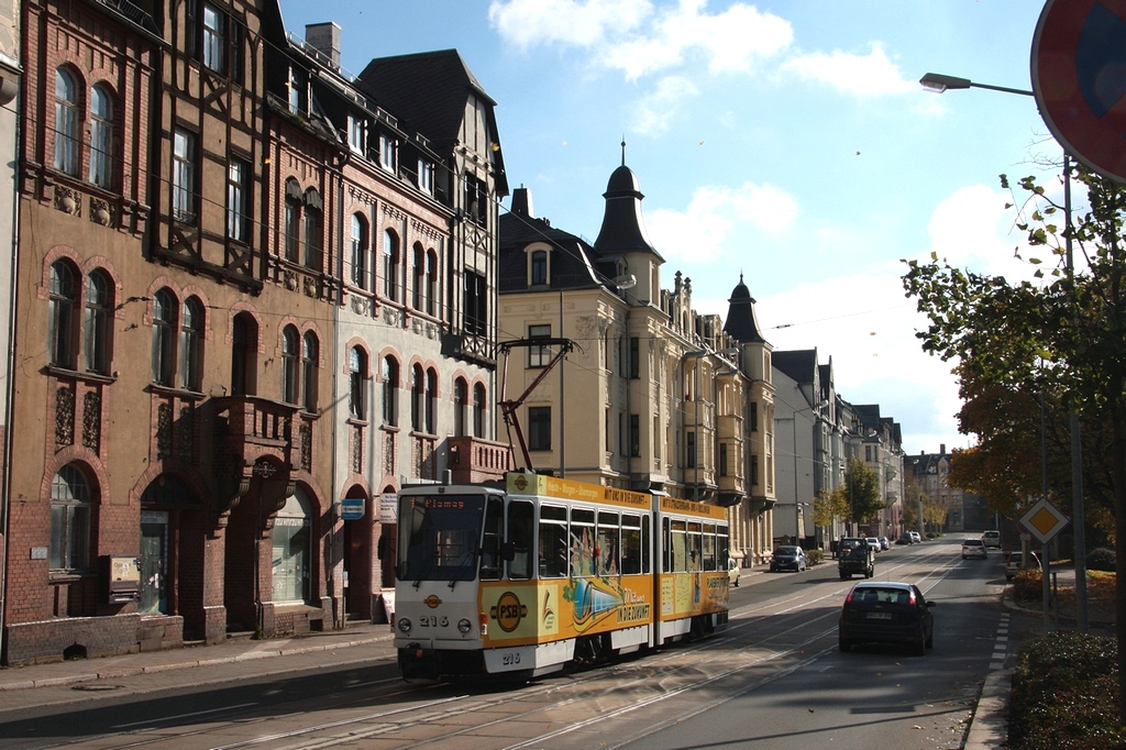 Plauen - PSB/Linie 3 - 216 in der Liebknechtstr. vor dem Erreichen der Wendeschleife Neundorf am 21.10.2010. Die Zugzielanzeige hat schon nach Abf. an der Hst. Westend automatisch auf Linie 1 zur Plamag umgestellt.