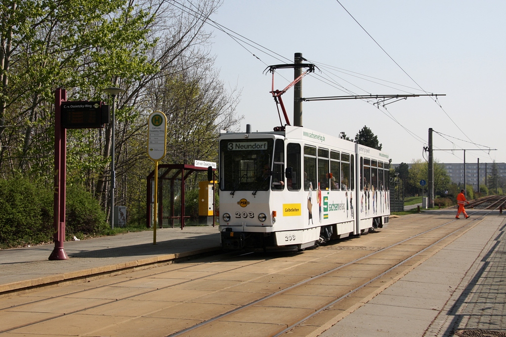 Plauen - PSB/Linie 3 - 242 an der Hst. Carl-von-Ossietzky-Weg am 19.04.2011