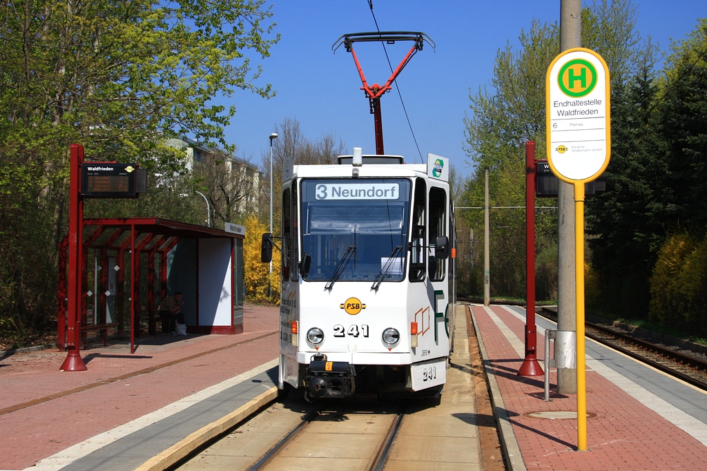 Plauen - PSB/Linie 3 - abfahrbereit ist Tw 241 (ČKD Praha Smichov, Bauj. 1987, kam 1989 aus Zwickau) an der Endhst. Waldfrieden. (19.04.2011)