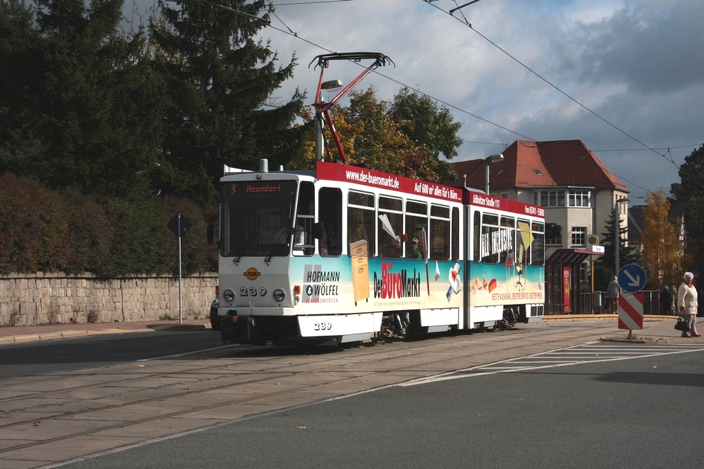Plauen - PSB/Linie 3 - Tw 239 (ČKD Praha Smichov, Bauj 1987, kam 1989 aus Zwickau)auf der Neudorfer Str., nach Abf. an der Hst. Seehaus am 21.10.2010.
Ergänzung Sept. 2019: Tw wurde noch bis 05.01.2018 durch die PSB eingesetzt und unmittelbar danach verschrottet.
