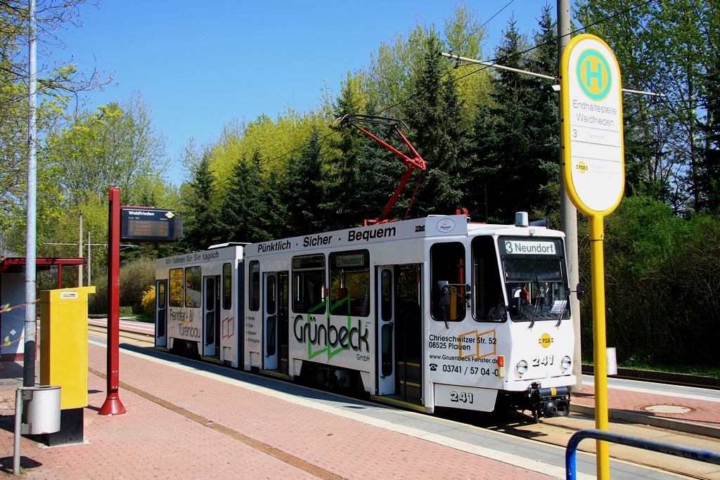 Plauen - PSB/Linie 3 - An der Endhaltestelle Waldfrieden wartet KT4D 241 (ČKD Praha Smichov, Bauj. 1987, kam 1989 aus Zwickau) am 19.04.2011 auf die Zeit zur Abfahrt. 