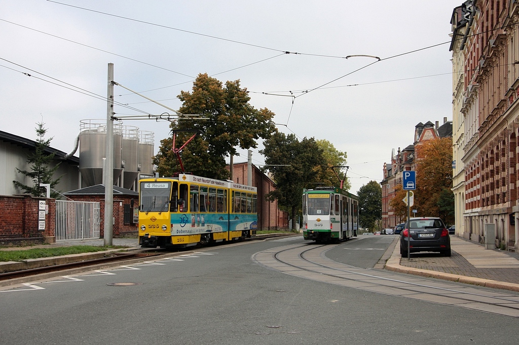 Plauen - PSB/Linie 4 - 2 Tw in der Breitscheidstr. am 07.10.2010, links 236 kommt von der Endhst. Preiselp�hhl und wird in ca 100m die Hst. Schlachthofstr. erreichen; rechts 243 an der Hst. Beethofenstr. (Halt nur in Richtung Preiselp�hl), dieser Tw kam gerade aus der Mozartstr. und wird unmittelbar hinter der Hst. in die Haydnstr. einfahren, nur im Bereich dieser Hst. befinden sich in der Breitscheidstr. beide Richtungsgleise nebeneinander. 