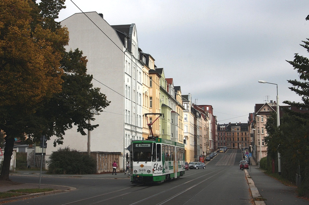 Plauen - PSB/Linie 4 - 243 in der August-Bebel-Str., bei Hst Chamissostr. am 07.10.2010, im Hintergrund erkennbar die Trennung der beiden Richtungsgleise, geradeaus zur Mozartstr. und von links einmndend das Gleis aus der Schlachthofstr.