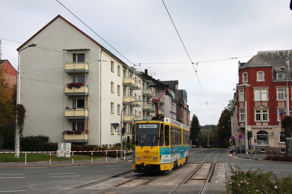 Plauen - PSB/Linie 4 - Tw 236 (ČKD Prahe Smichov, Bauj. 1987, kam 1989 aus Zwickau) vor Hst. Martin-Luther-Str. am 07.10.2010.