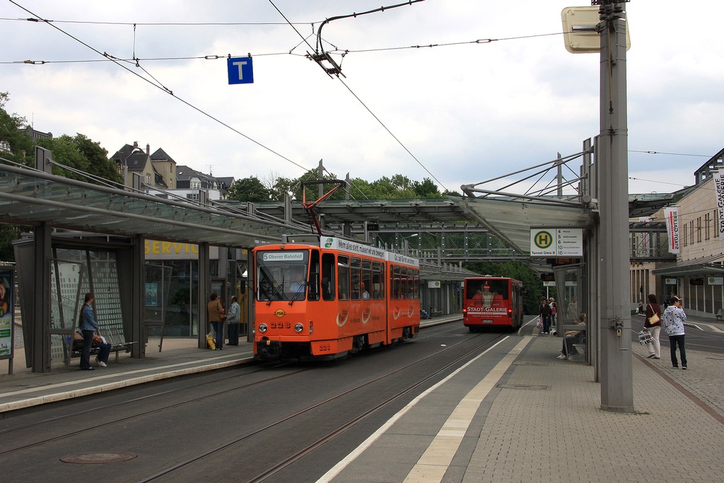 Plauen - PSB/Linie 5 - 228 an der Zentralhaltestelle Tunnel am 16.07.2008, der im Hintergrund sichtbare Stadtbus gehrt seit der Einstellung der Linie 2 zum Stadtbild. Die Stadtbuslinien werden ebenfalls von der PSB betrieben, z.Z. tagsber 4 Linien (A bis D) und ab 20.30 Uhr die 5 Nachtbuslinien (N1 bis N5), dann auch als Ersatz fr die Straenbahn, die steht zu dieser Zeit schon im Depot.