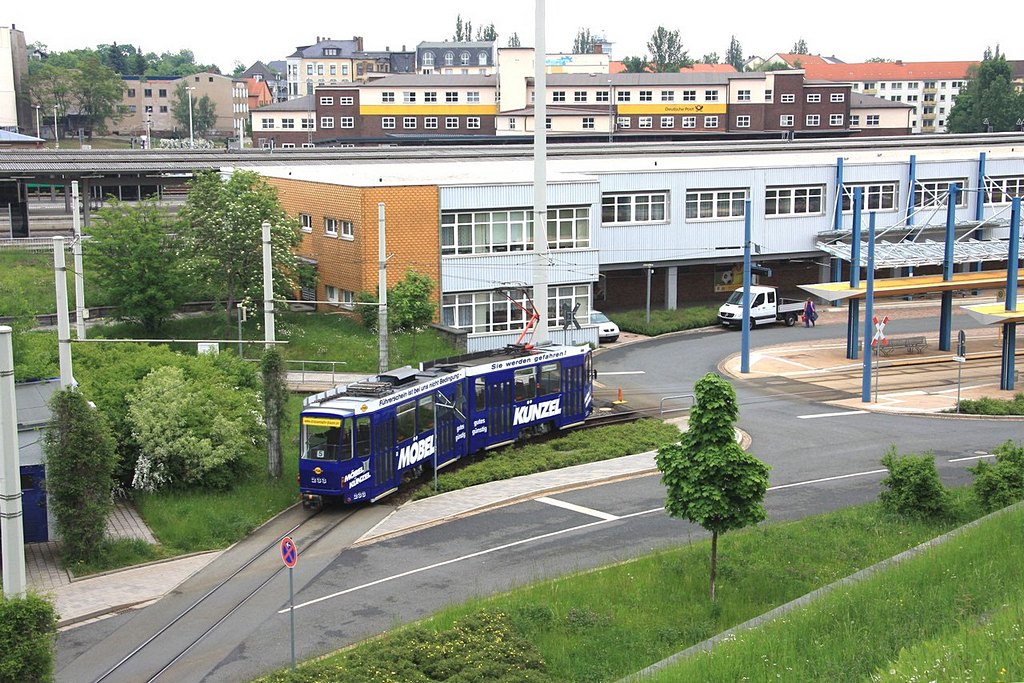 Plauen - PSB/Linie 5 - 233 (ČKD, Bauj. 1988) bei Ausfahrt aus der Wendeschleife Oberer Bahnhof, vor der Hst. Oberer Bahnhof/Busbahnhof, am 23.05.2008.  Ergänzung Okt. 2019: Tw war noch bis 12.02.2017 im Einsatz, ++ 11.07.2017 